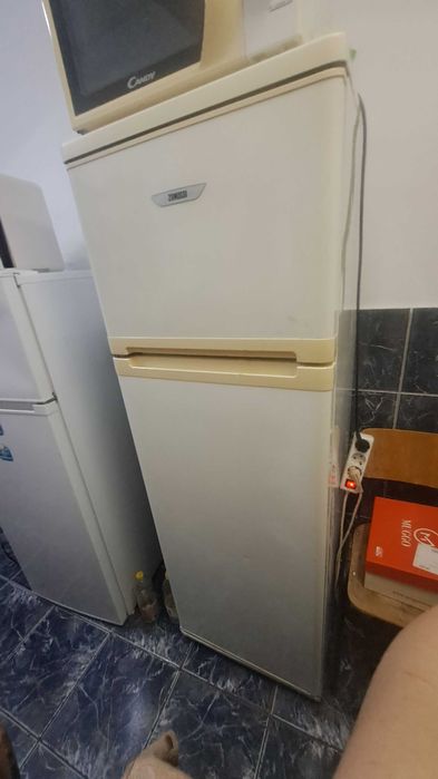 Vand frigider de aproximativ 1.75m