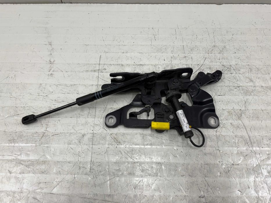 Панта с пиропатрон преден капак БМВ Ф10 Ф11 Ф06 Ф12 Ф13 Ф01 Ф02 Z4 Е89