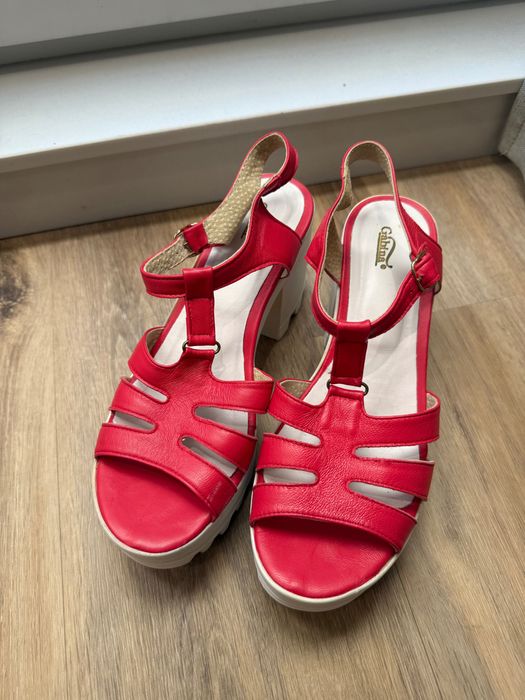 Сандали с дебел ток Gabina