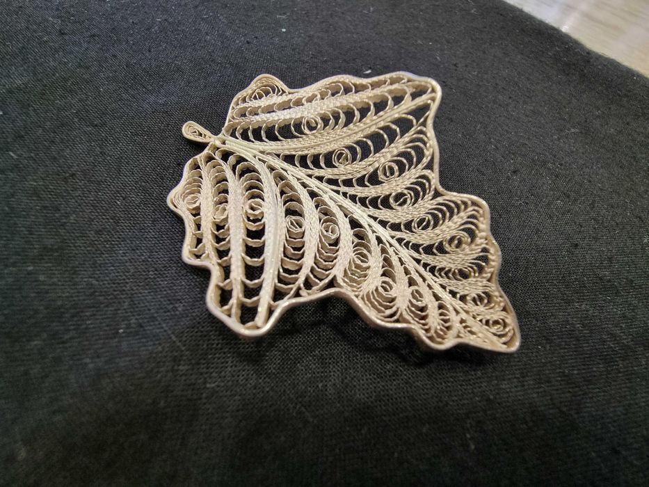 Сребърна брошка филигран