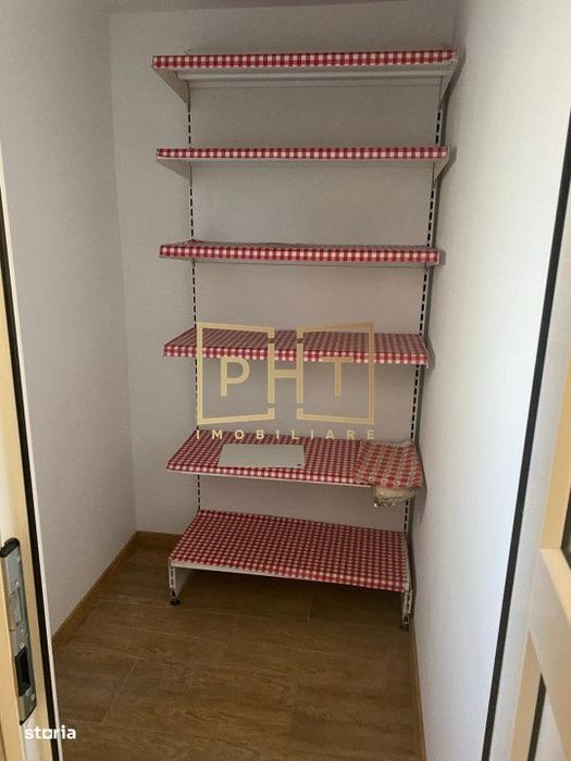 Casa cu 6 camere, 240 mp utili, 3 bai, curte 100 mp, panouri fotovolta
