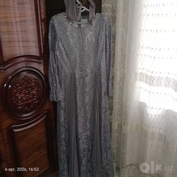 Seriy rangli vecherni kuylak