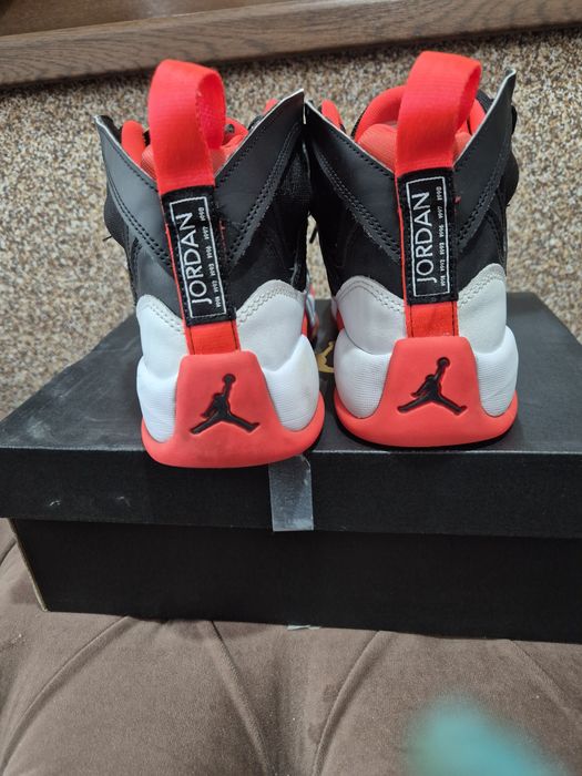 Adidasi Jordan Jumpan