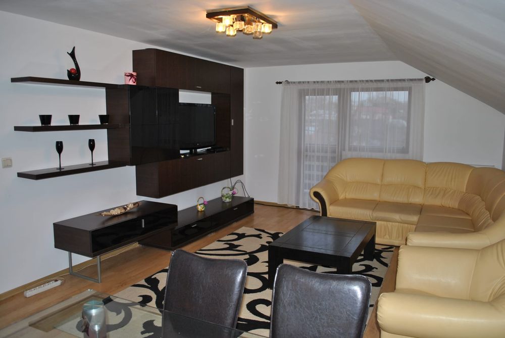 Casa de închiriat,tip duplex ,garaj+grădină!