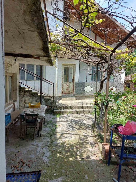 Двуетажна къща с 3500 кв. м. земя