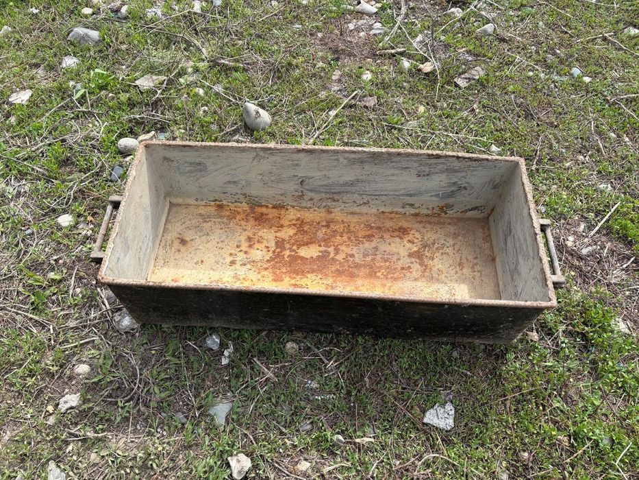 кормушку, поилки для скота