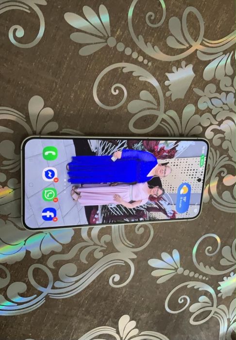 Vand 2 telefoane si o tableta