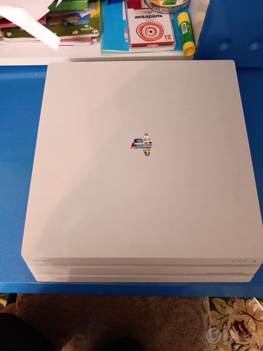 Лимитированная белая PS4 Pro 1 ТБ + 2 джойстика, гарантия 1.5 месяца