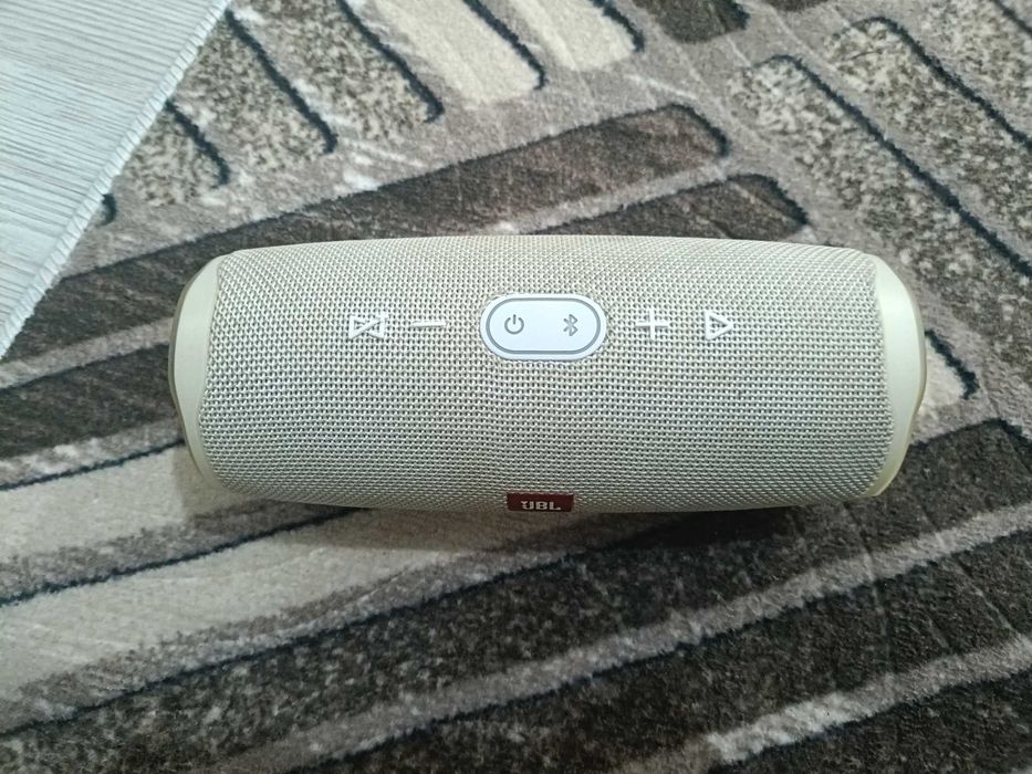 Vând boxa jbl charge 4