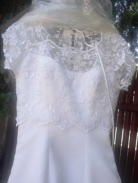 Vând rochie de mireasa făcută pe comanda din tafta și dantela , mărimea S , preț 2500 lei , tel 0744304555
