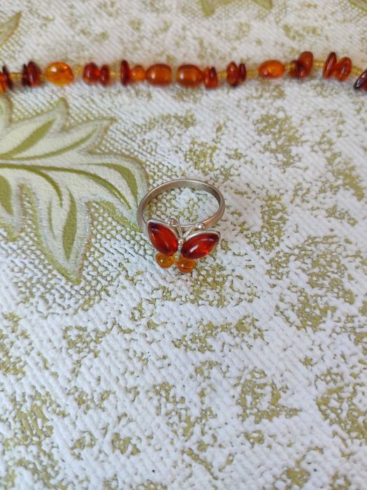 Янтарные колье и кольцо