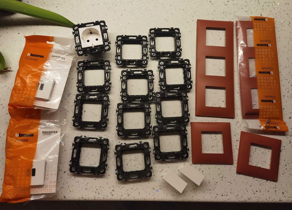 Останали след ремонт Classia монтажни и декоративни рамки, USB модули