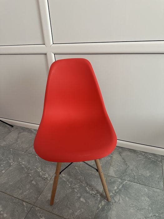 Разноцветные стулья