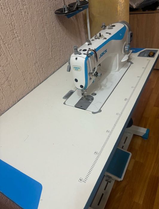 Срочно продаю машинка швейная