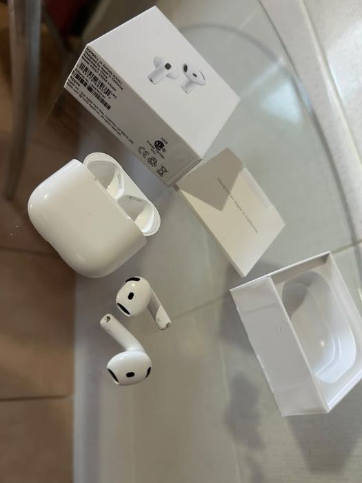 4 perechi de AirPods 4 ANC