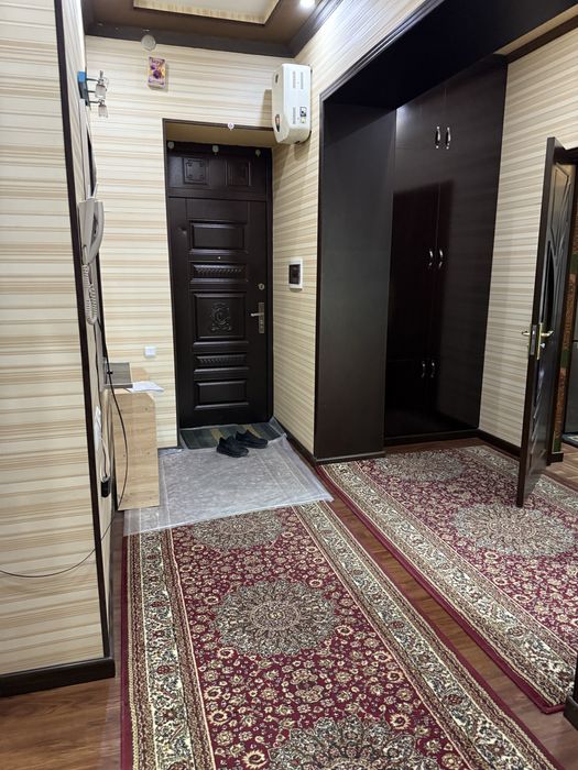 Arendaa katta stadion yonidagi oq dom