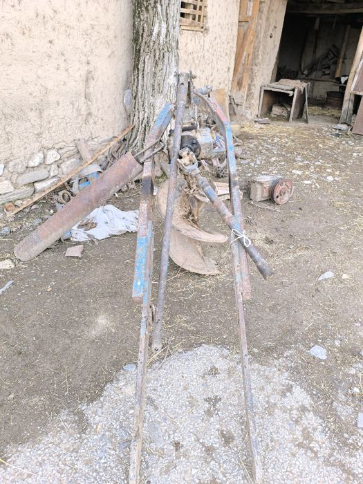 Koʻchat ekish uchun yama kazlash