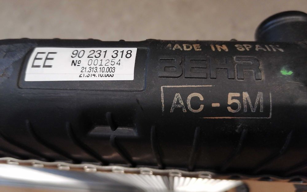 Чисто НОВ радиатор BEHR оригинал ЕЕ 90 231 318 Opel Omega A C20NE