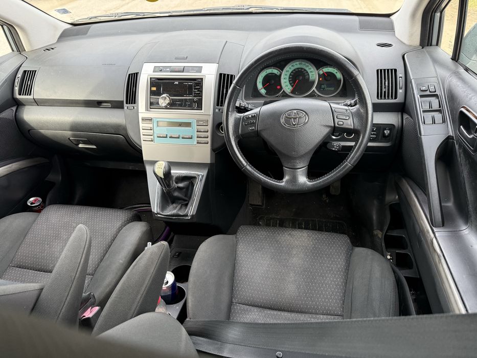 Toyota Corolla Verso 2.2 на части