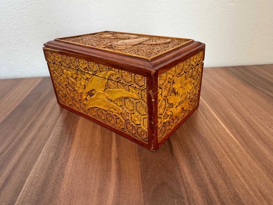 Луксозна дървена кутия за бижута с изящна дърворезба и флорални мотиви