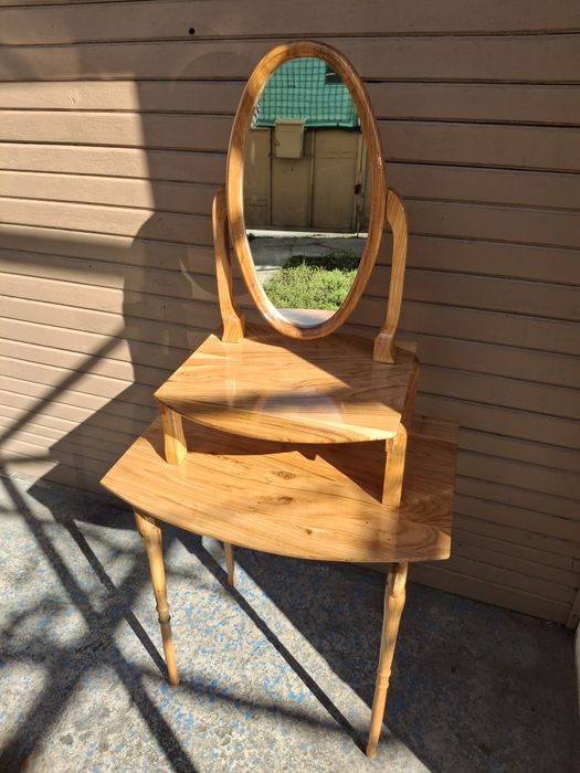 Продавам  масичка с огледало