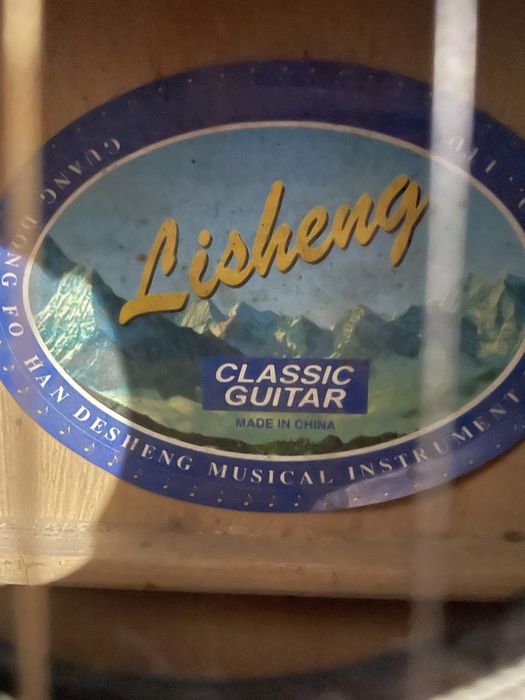 Продам акустическую гитару Lioheng