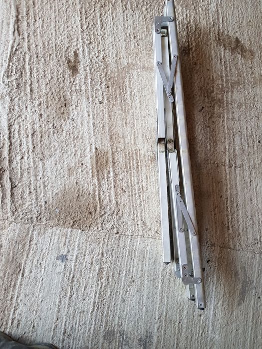 Продавам сгъваема алуминиева маса за къмпинг