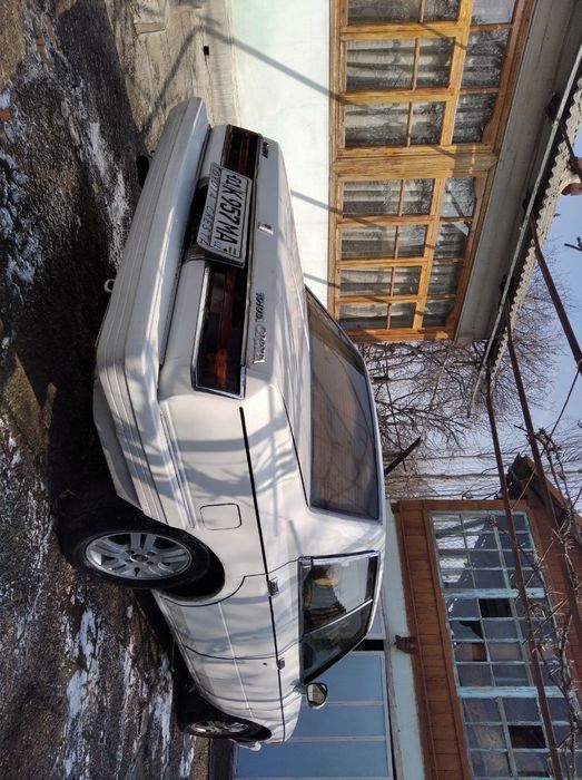 Тойота креста енгил седанрули чапга урнатилган 1983 йилда ишлаб