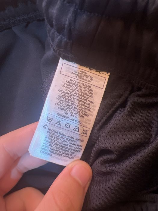 pantaloni scurti originali adidas negri marimea L perfecti pentru M