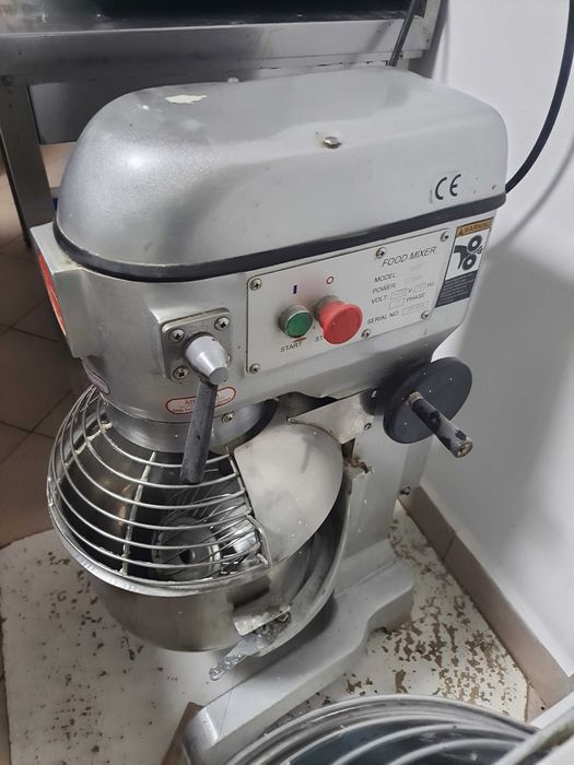 Vand utilaje patiserie: 2cuptoare Miwe, cuptor covrigi,malaxor,robot,