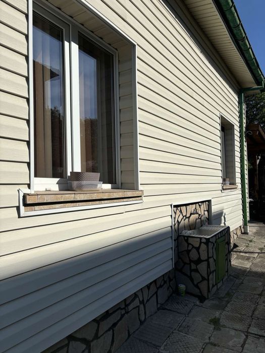 Продава се къща с двор и гараж