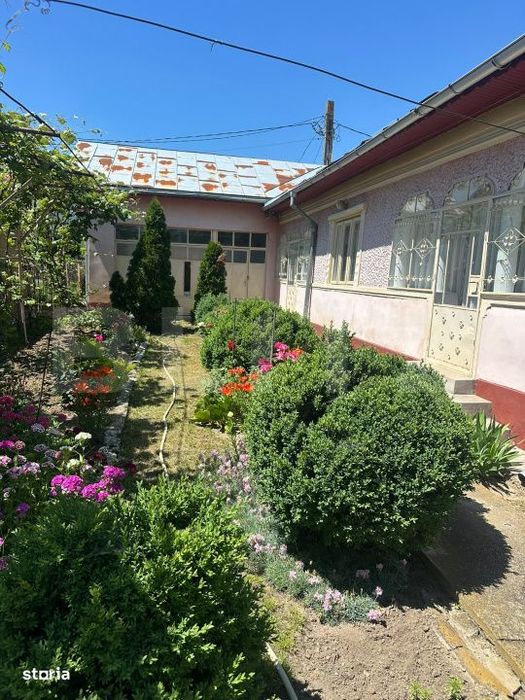 Casa cu garaj si teren + anexe, 100 mp, zona Produlesti