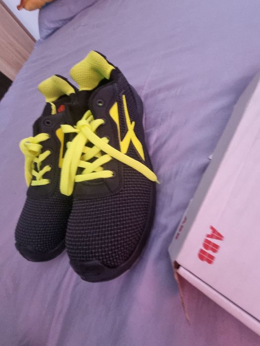 Vând bocanci de munca