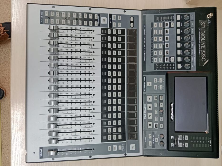 Звуковой микшерный консоль