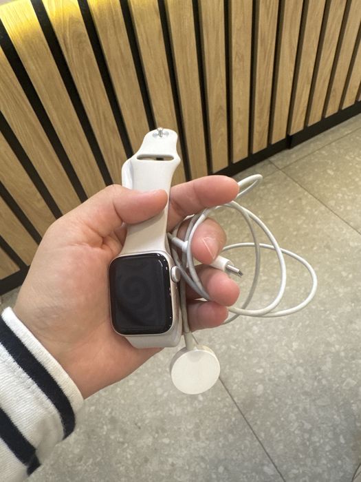 Продам apple watch SE