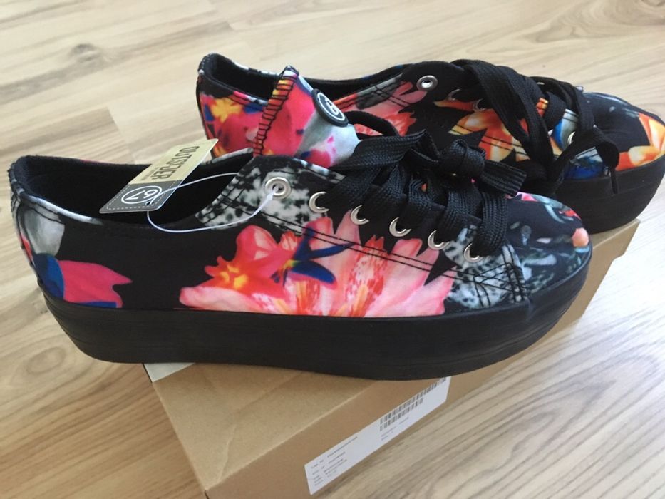 Шарени кецове на платформа