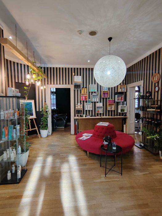 Revolution Style închiriaza scaun coafor și post de manichiura si pedi