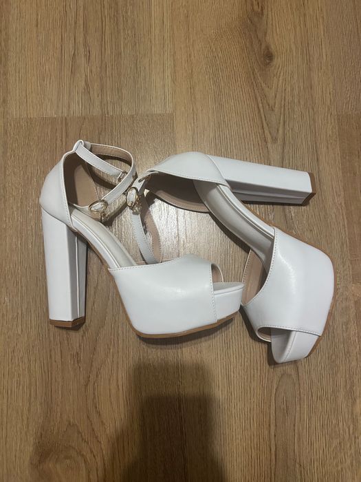 Бели издълбани дамски сандали с голям ток (10см), 38 размер