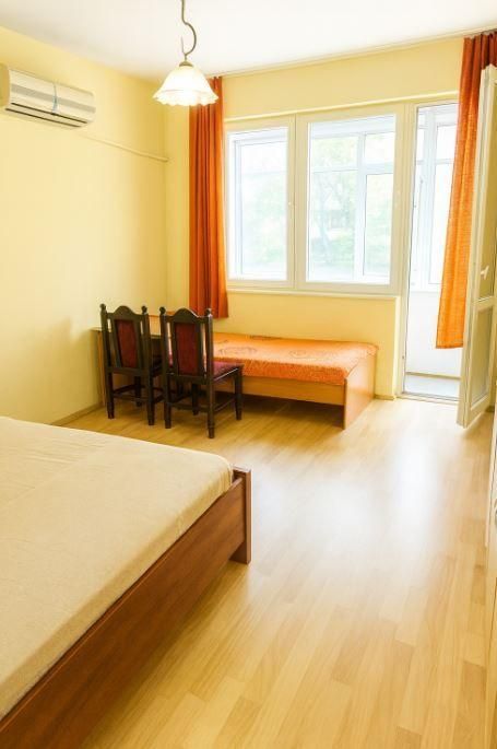 Дава се под наем Едностаен апартамент в Варна, Изгрев - 40 кв.м за 300 € - Снимка #2