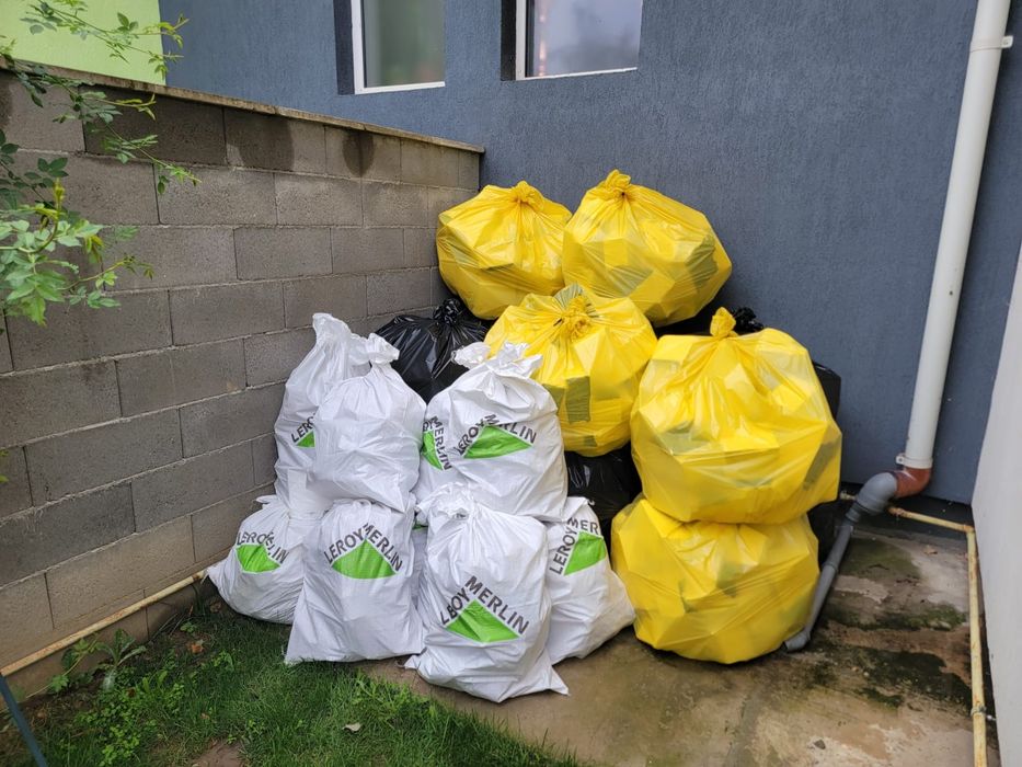 Ridicam saci cu moloz și deșeuri din constructii