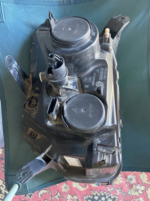 Продаю передняя правая фара рено дастер