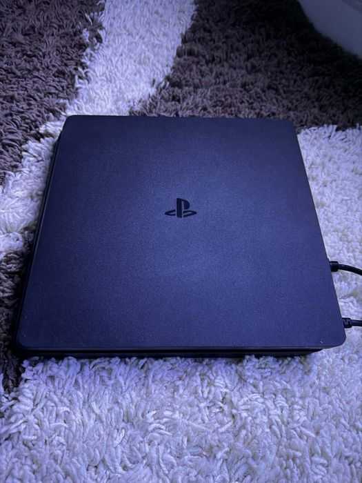 Vand ps4 slim ca o maneta si ca doua jocuri 800 lei