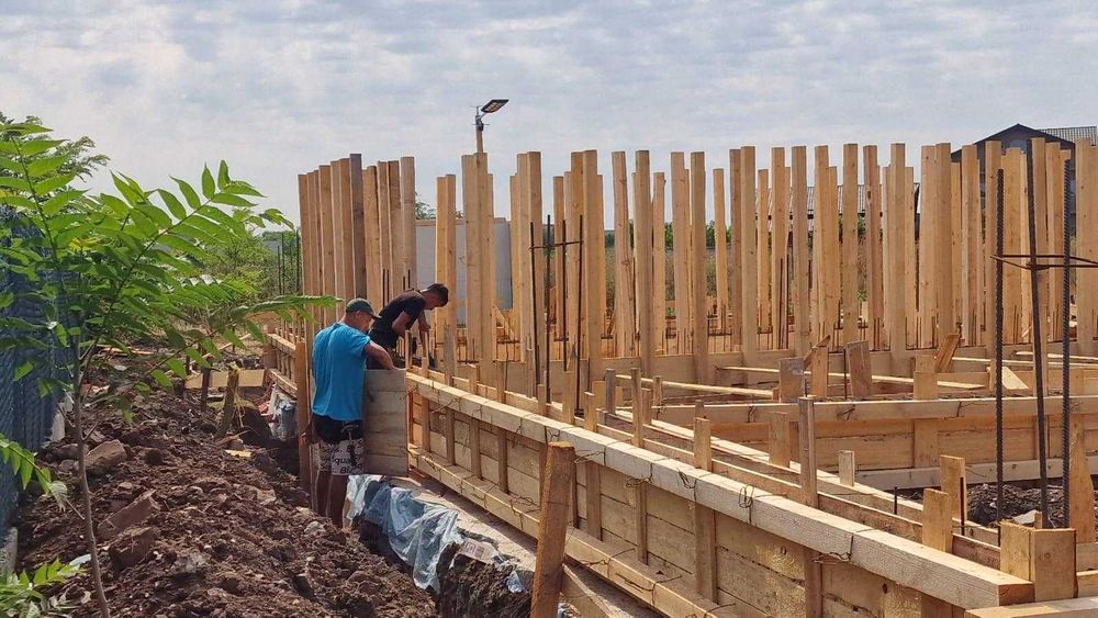 Constructii case la rosu si la cheie, începând de la 250 Euro