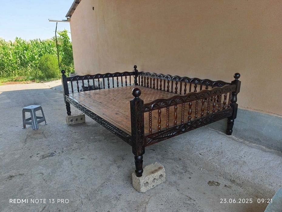 Kravat sotiladi razmeri eni 2 metr boyi 3 metr