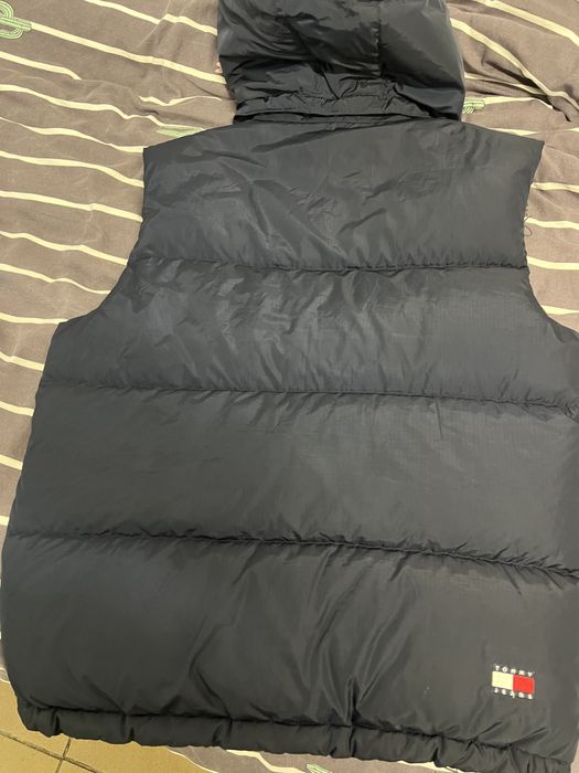 Vand vesta de la tommy jeans , a fost purtata maxim de 10 ori !