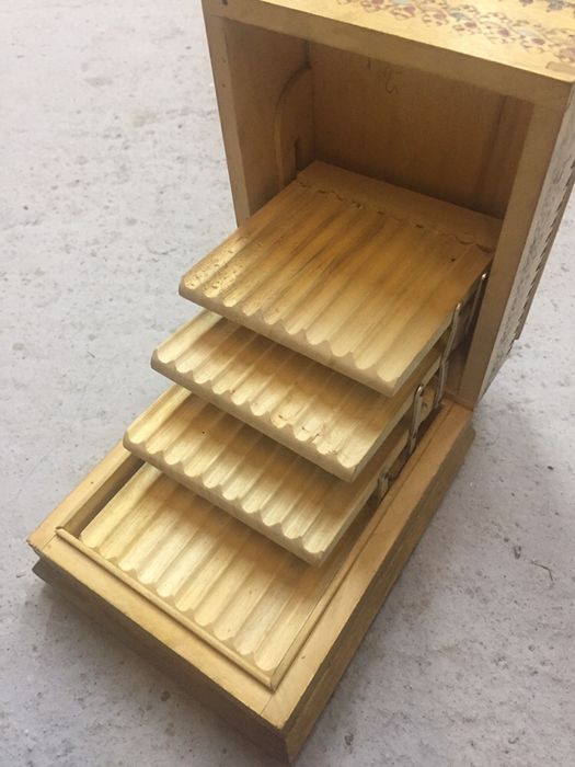 Кутия за цигари, кутия за бижута, чиния- народни мотиви.