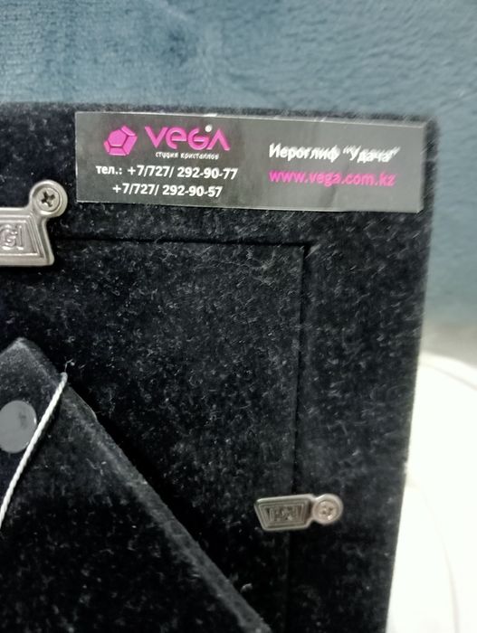 Продам со сваровскими камнями красивый