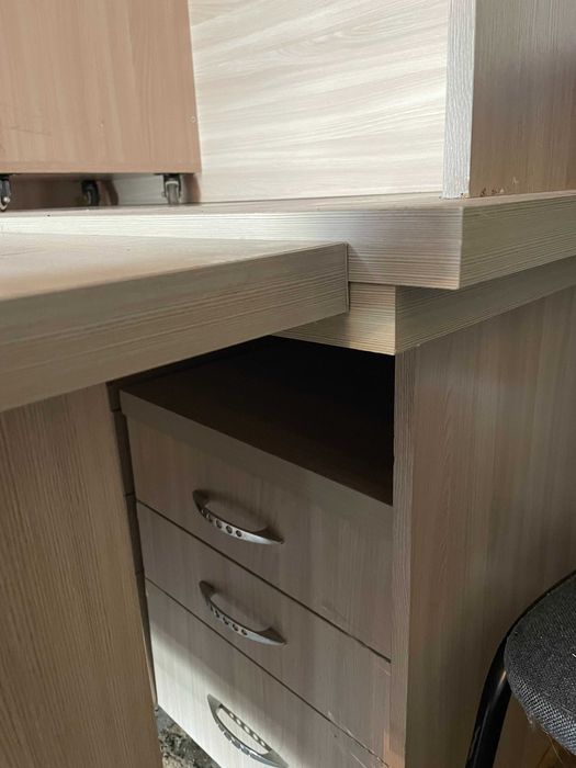 Офисный стол с тумбами и стулья