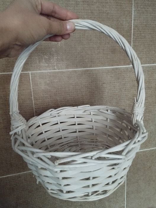 Плетёная белая корзинка