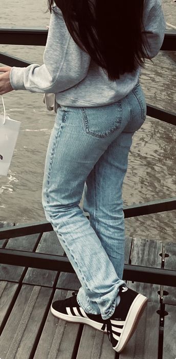 Blugi albastri deschisi